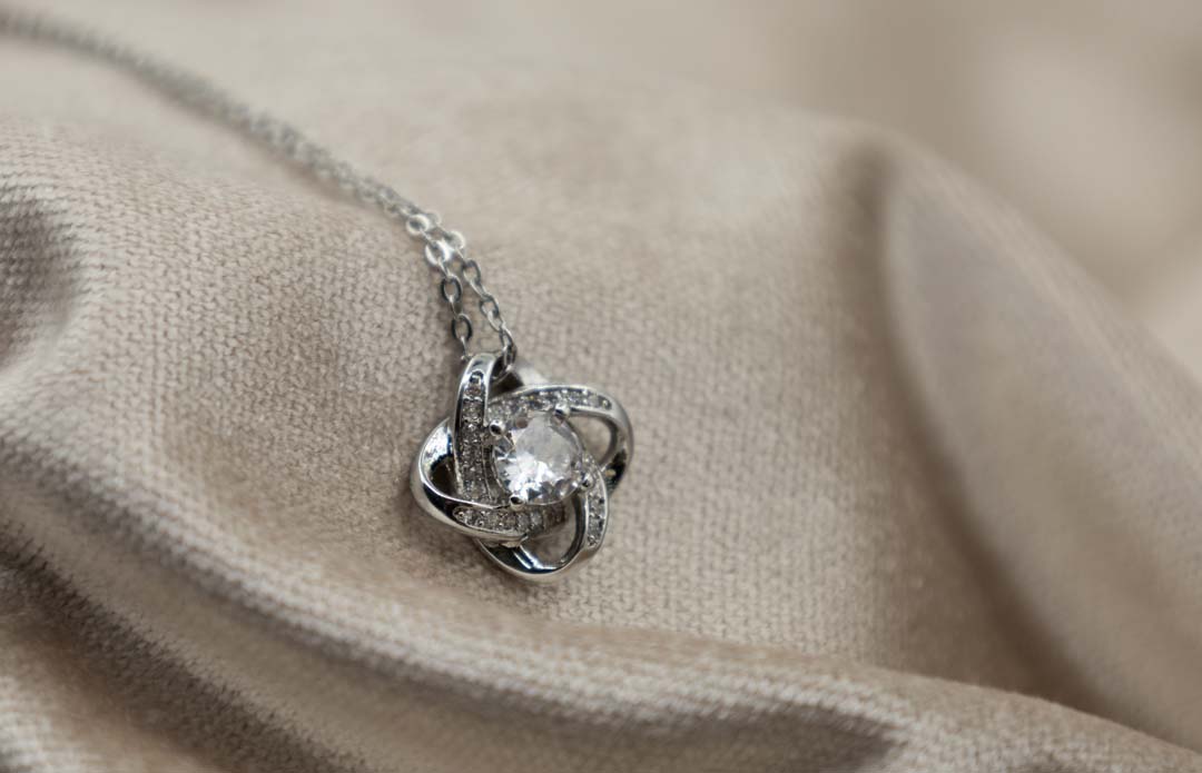 Colier pentru bunica ta cu pietre din zirconiu – cadou cu mesaj special